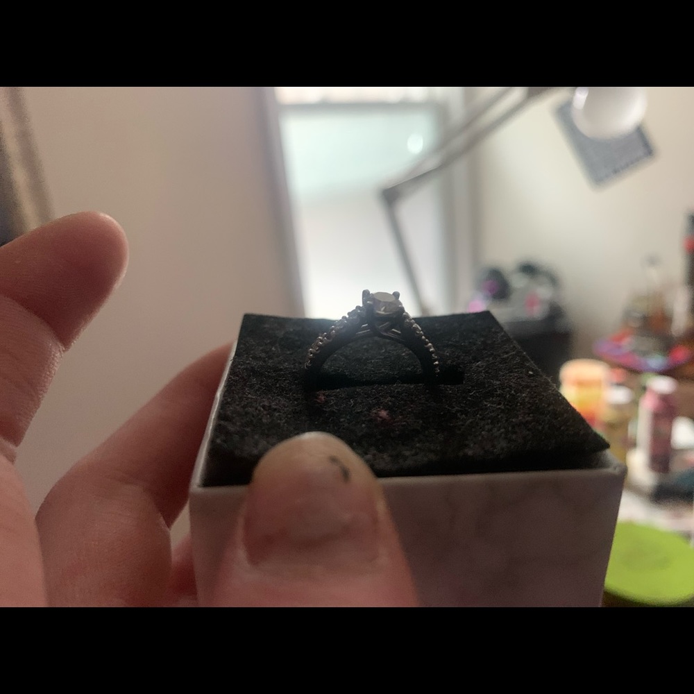 Size 6 engagement ring - Picture 5 of 5